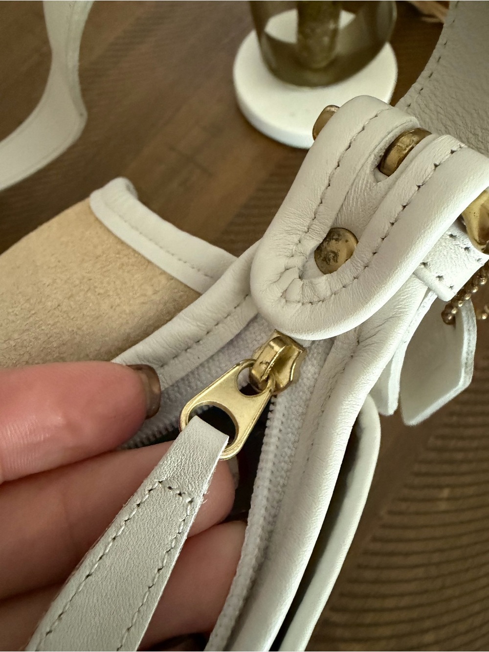 Vintage COACH SoHo Fletcher off White Leather Crossbody Bag with Gold Chain - Picture 7 of 13